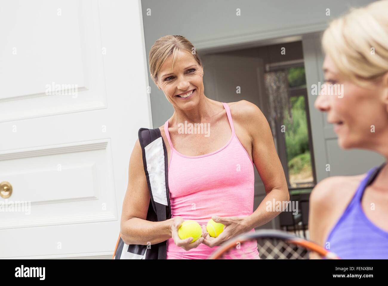 Deux femmes mûres préparation de match de tennis Banque D'Images