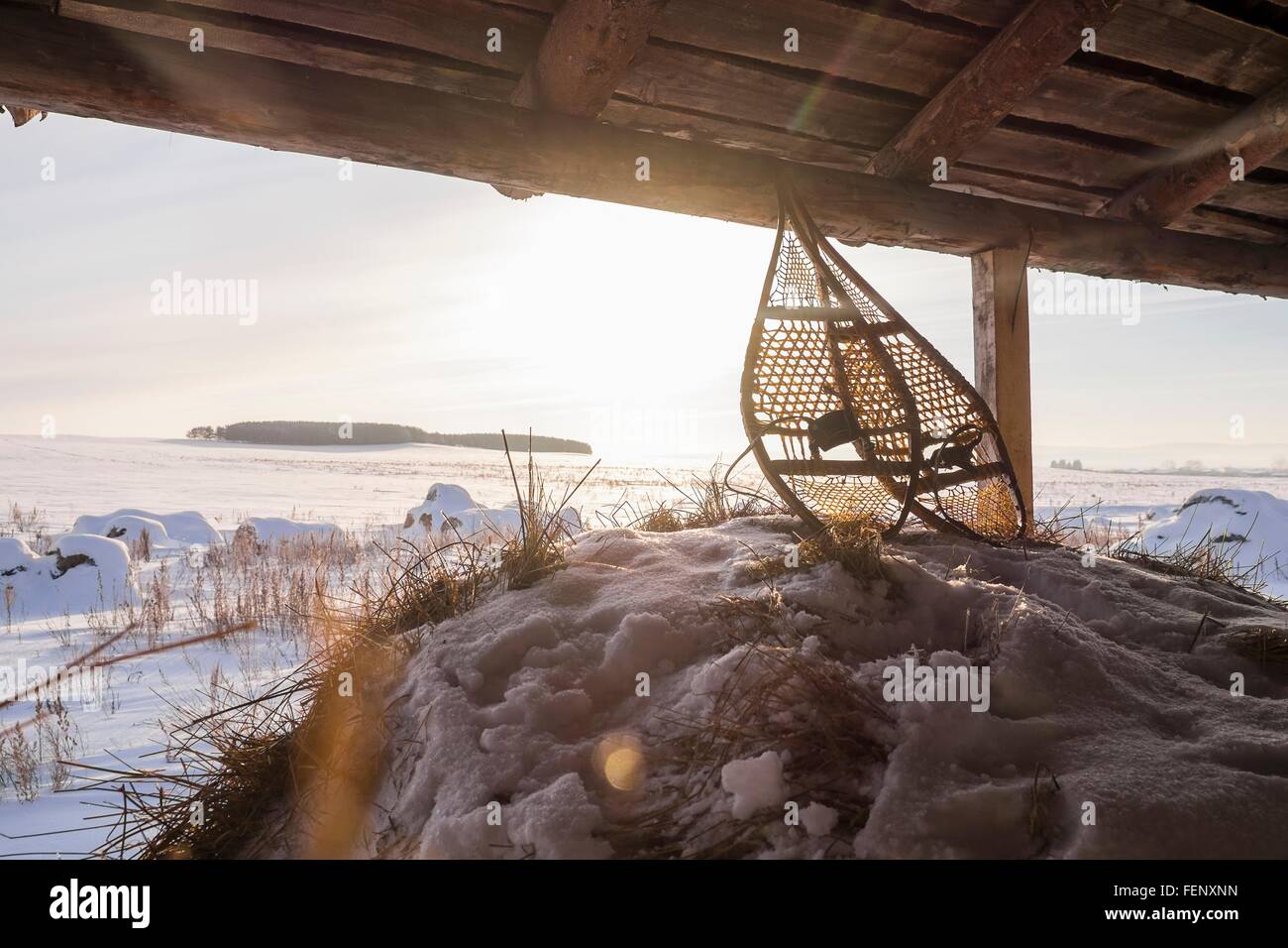 Paire de raquettes à neige lointain grange avec des champs couverts, de l'Oural, Russie Banque D'Images