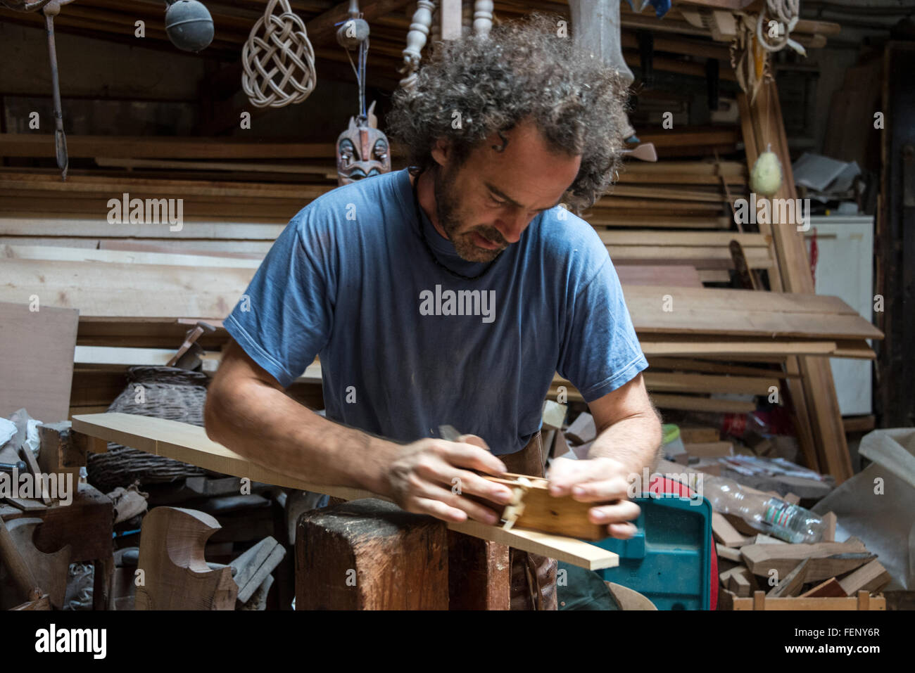 Paolo Brandolisio remplace un nouveau gouvernail par une télécabine ou remo dans son atelier de Venise dans le nord de l'Italie. Pour fabriquer ou réparer le minerai ou un oar- Banque D'Images