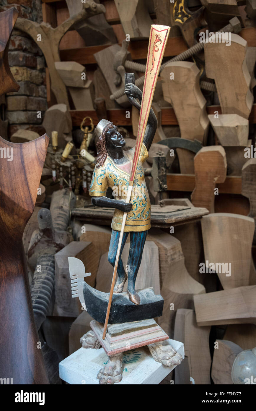 Un gondolier en bois sculpté à la main tenant un char sur une gondole à l'atelier du fabricant d'oar Paolo Brandolissio à Venise, dans le nord de l'Italie. Paolo travaille seul Banque D'Images