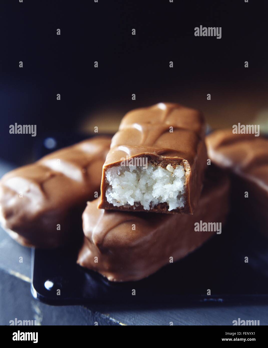 Les barres de chocolat lait empilées avec remplissage de coco Banque D'Images