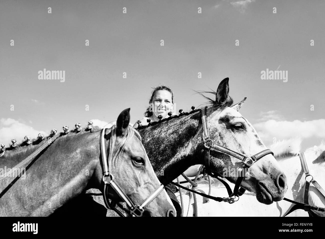 B & W image de la femme avec les chevaux Banque D'Images