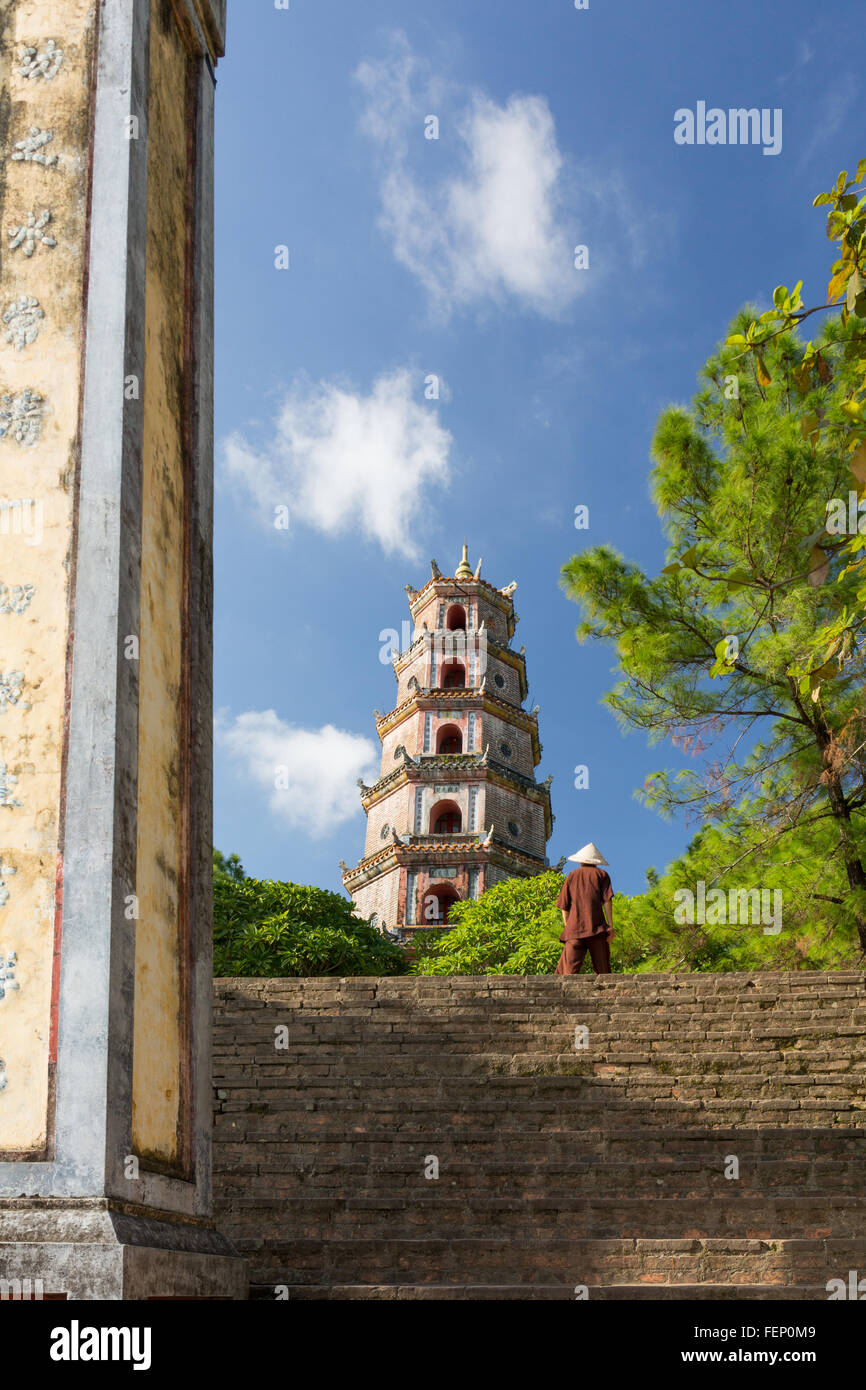 La pagode de Thien Mu, Hue, Vietnam prises depuis le bas d'étapes menant jusqu'à Pagoda Banque D'Images