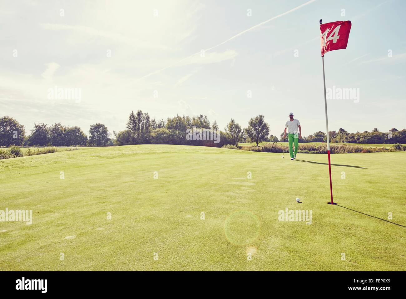 Jouer au golf golfeur, près de 14e trou, Korschenbroich, Düsseldorf, Allemagne Banque D'Images