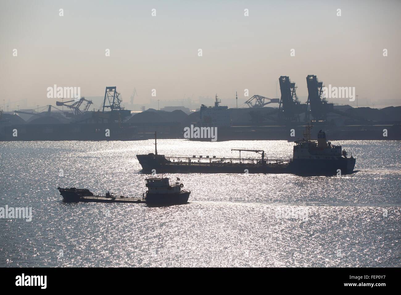 Les porte-conteneurs, des grues et des conteneurs au port en arrière-plan Banque D'Images