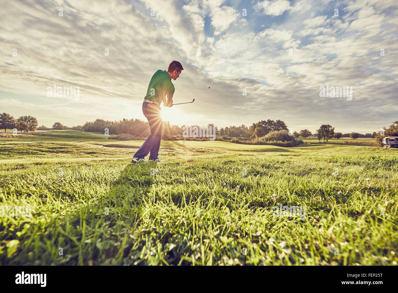 Jouer au golf golfeur sur le cours, Korschenbroich, Düsseldorf, Allemagne Banque D'Images