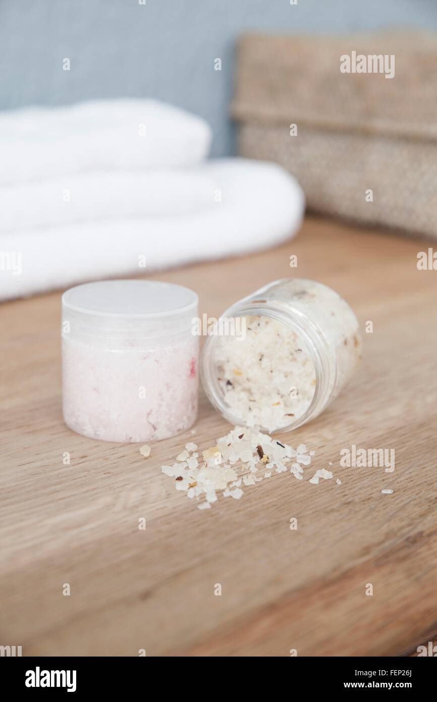 Sels de bains à remous de répandre sur une commode Banque D'Images