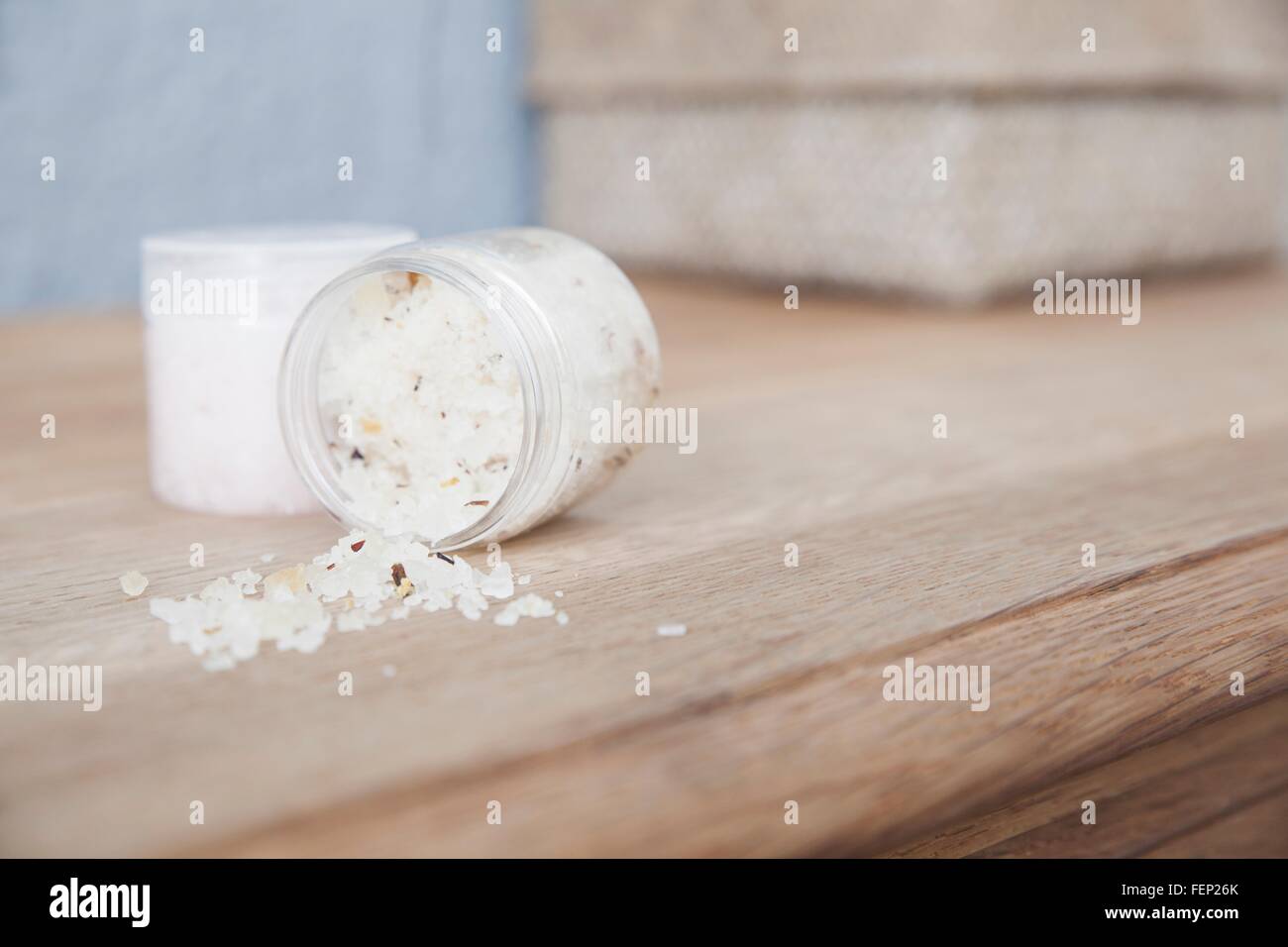 Sels de bains à remous de répandre sur une commode Banque D'Images