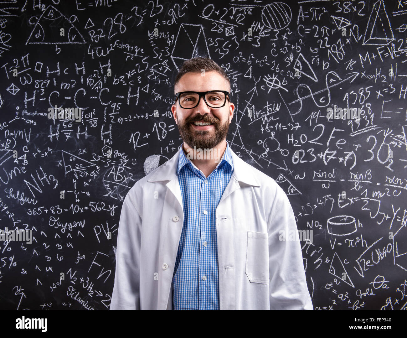 Enseignant en blouse blanche et lunettes contre le grand tableau noir wit  Photo Stock - Alamy