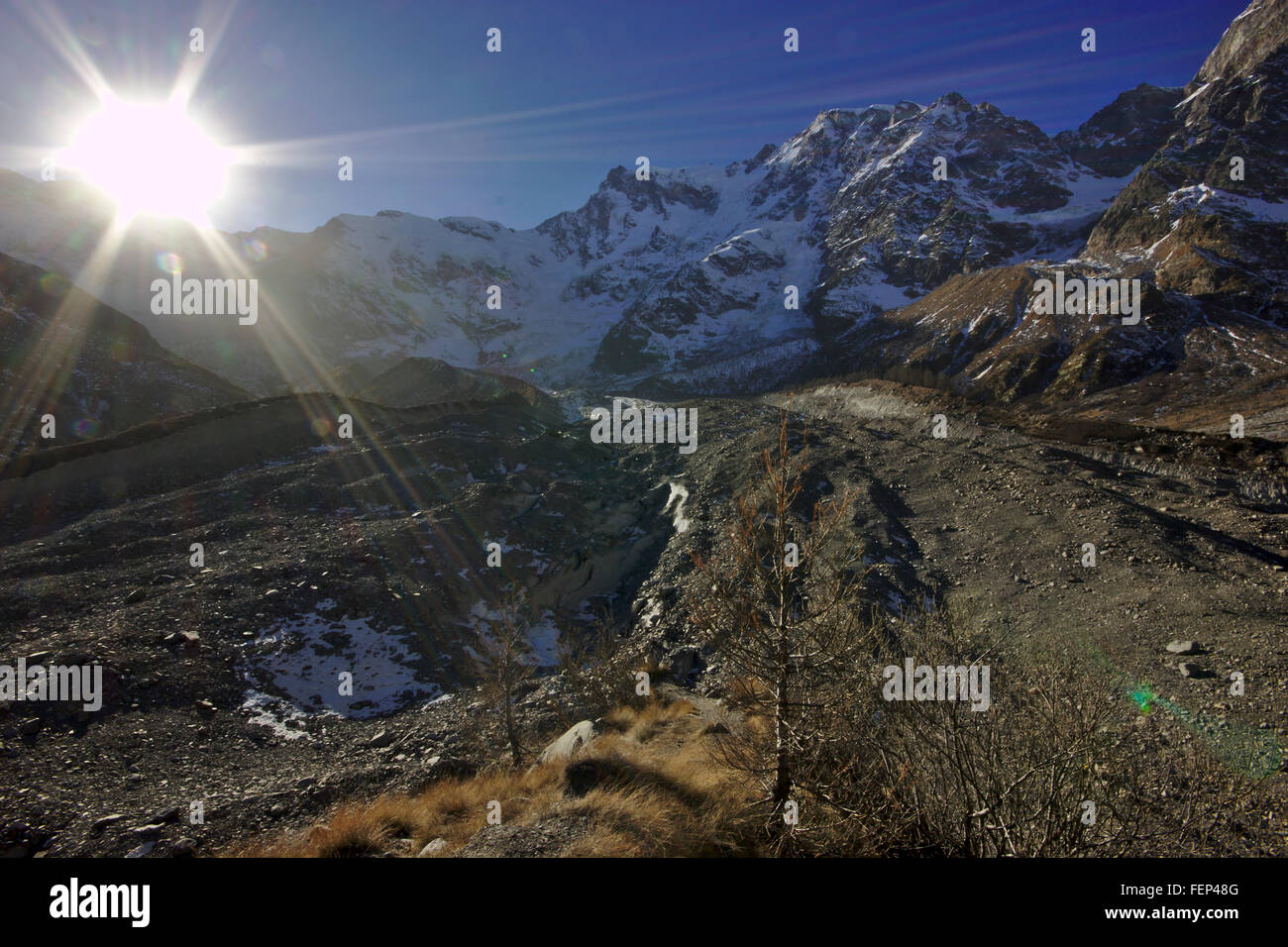 Face est du Mont Rose avec Punta Gnifetti (Signalkuppe), Dufourspitze et Nordend. De Bella Vista près de Stresa, Italie Banque D'Images