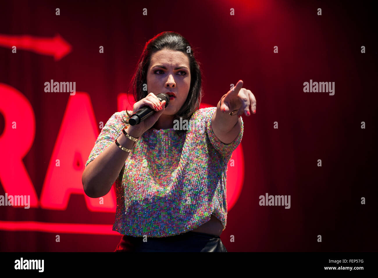 Caro Emerald singer en concert à Kew Gardens micro à la main pointée vers l'auditoire. Banque D'Images