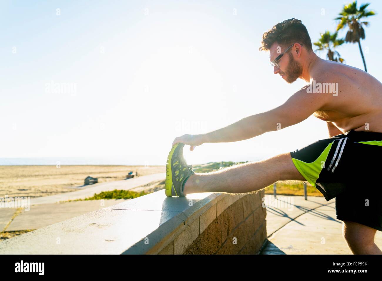 Jeune homme, stretching, exercice en plein air Banque D'Images