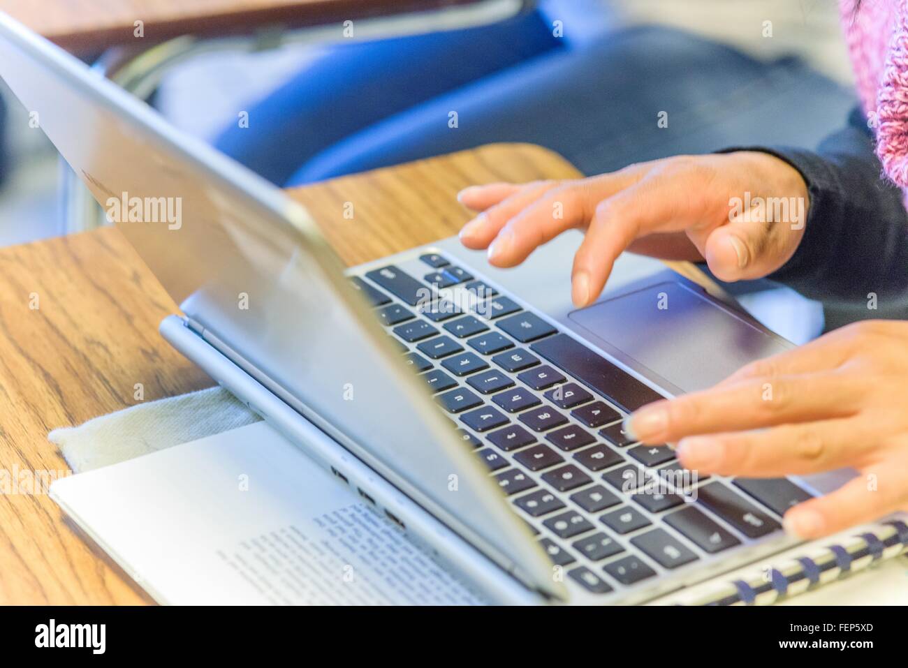 Mains de femme mature student typing on laptop in class Banque D'Images