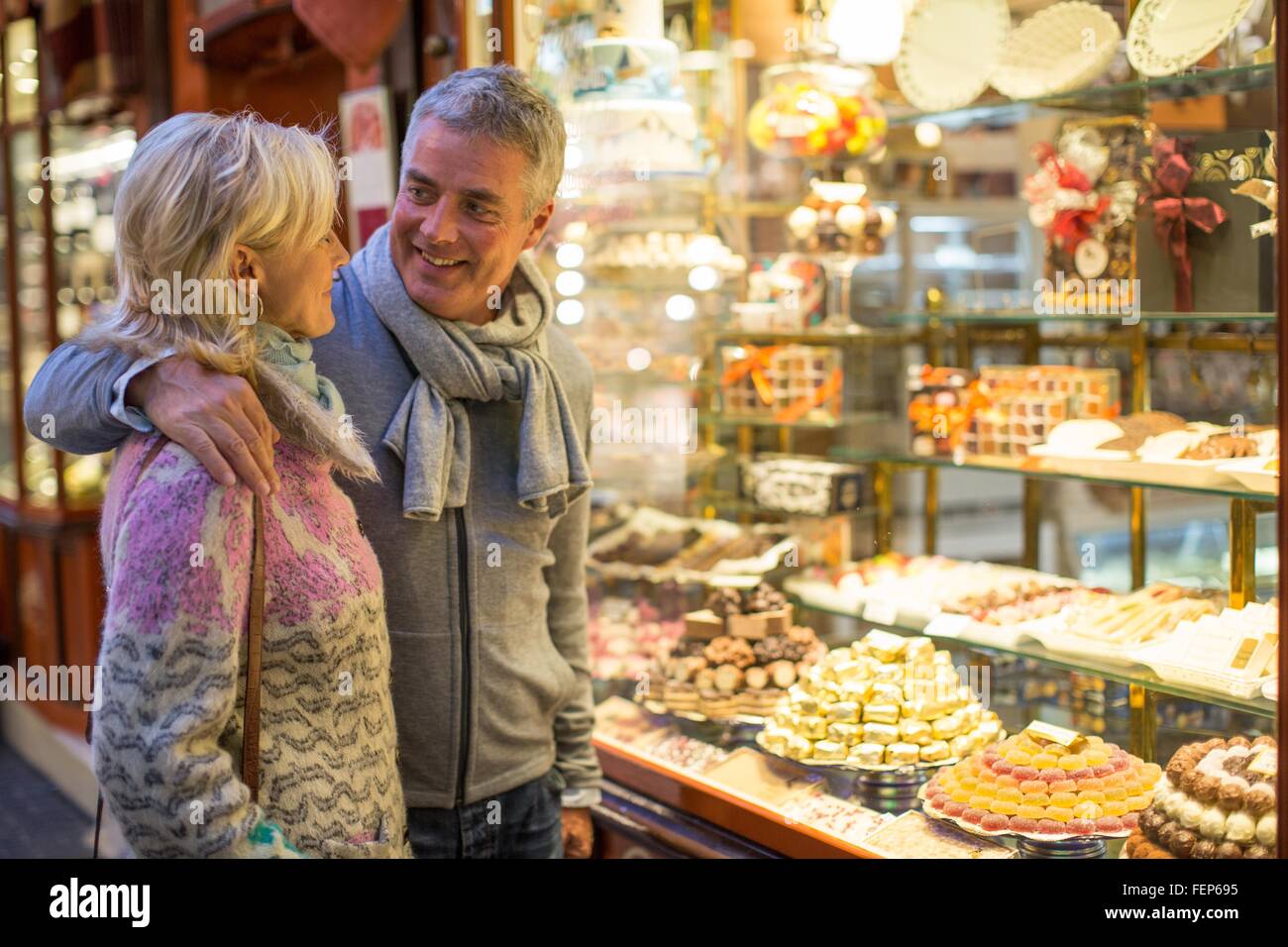 Couple romantique à cake shop window, Majorque, Espagne Banque D'Images