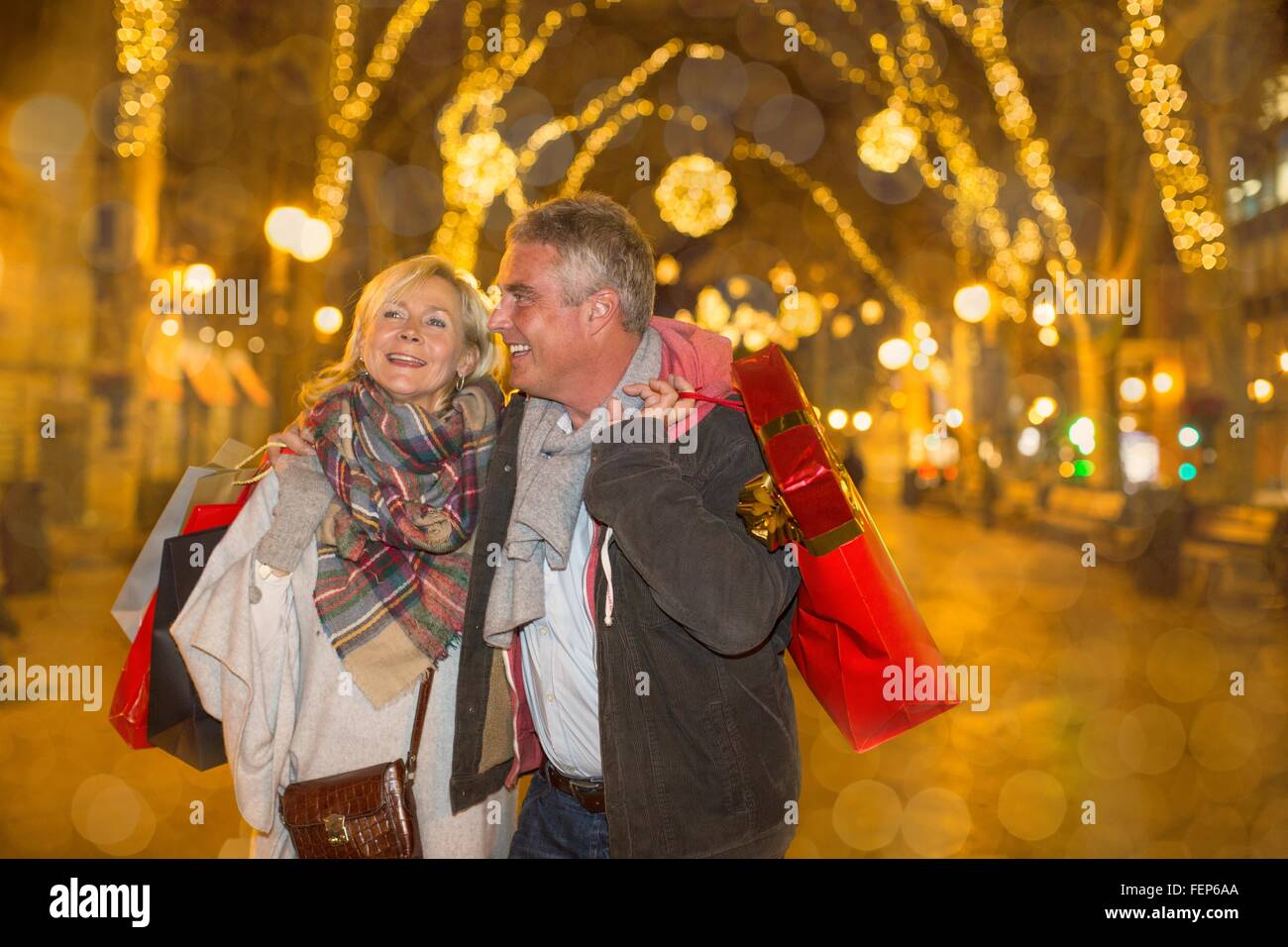 Mature couple shopping de Noël sur l'avenue bordée d'arbres, Majorque, Espagne Banque D'Images