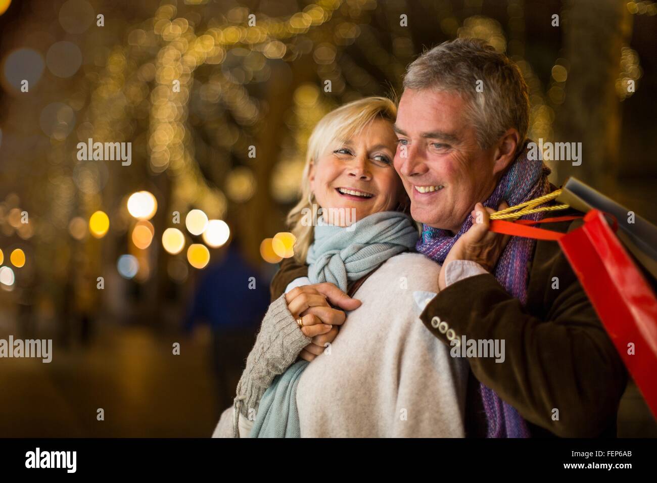 Portrait of mature couple avec xmas shopping sur l'avenue bordée d'arbres, Majorque, Espagne Banque D'Images