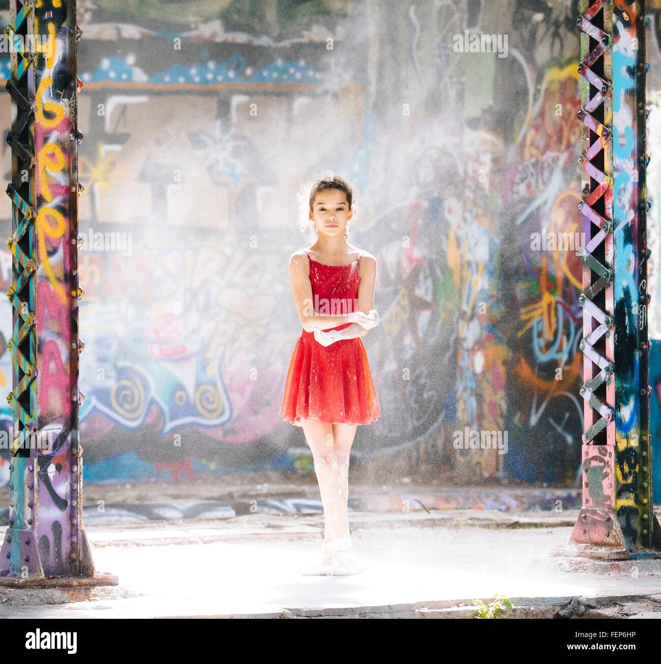 Portrait de danseuse de ballet girl couvert de poudre blanche en face de graffitis Banque D'Images
