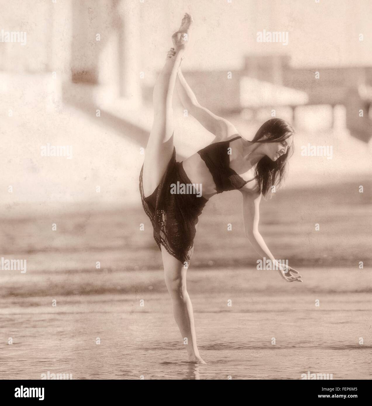 Jeune femme jambe soulevée, en équilibre sur une jambe, b&w, Los Angeles, Californie, USA Banque D'Images