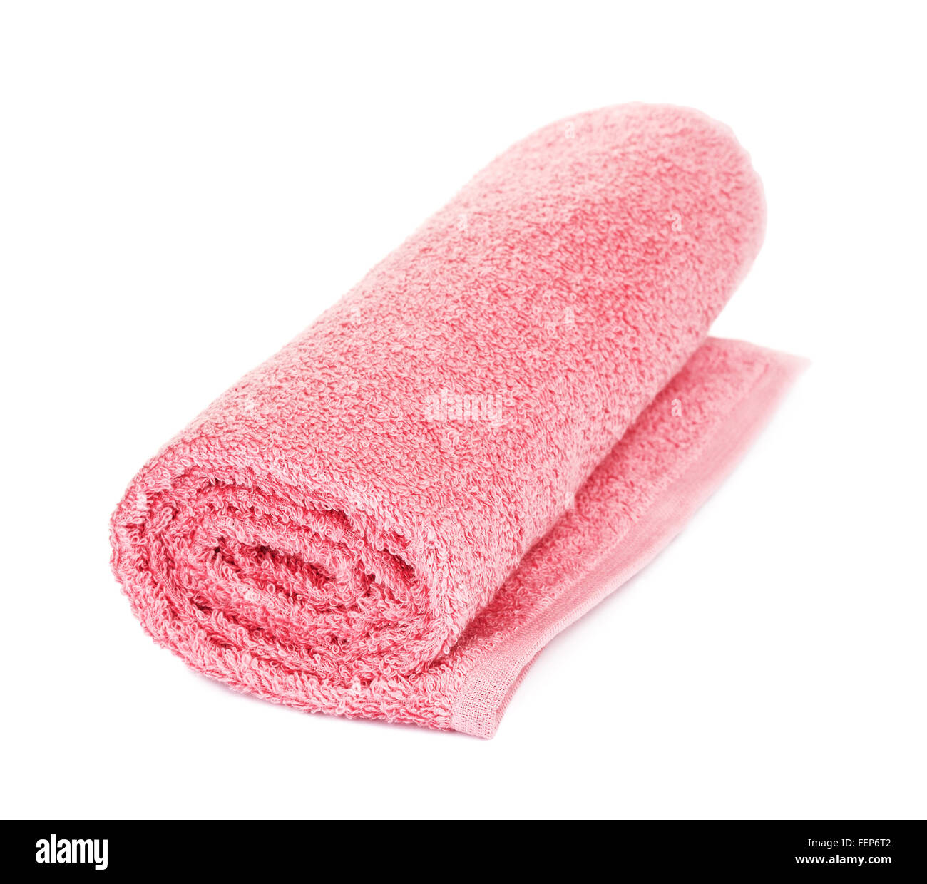 Serviette de bain rose enroulé, isolé sur fond blanc Banque D'Images