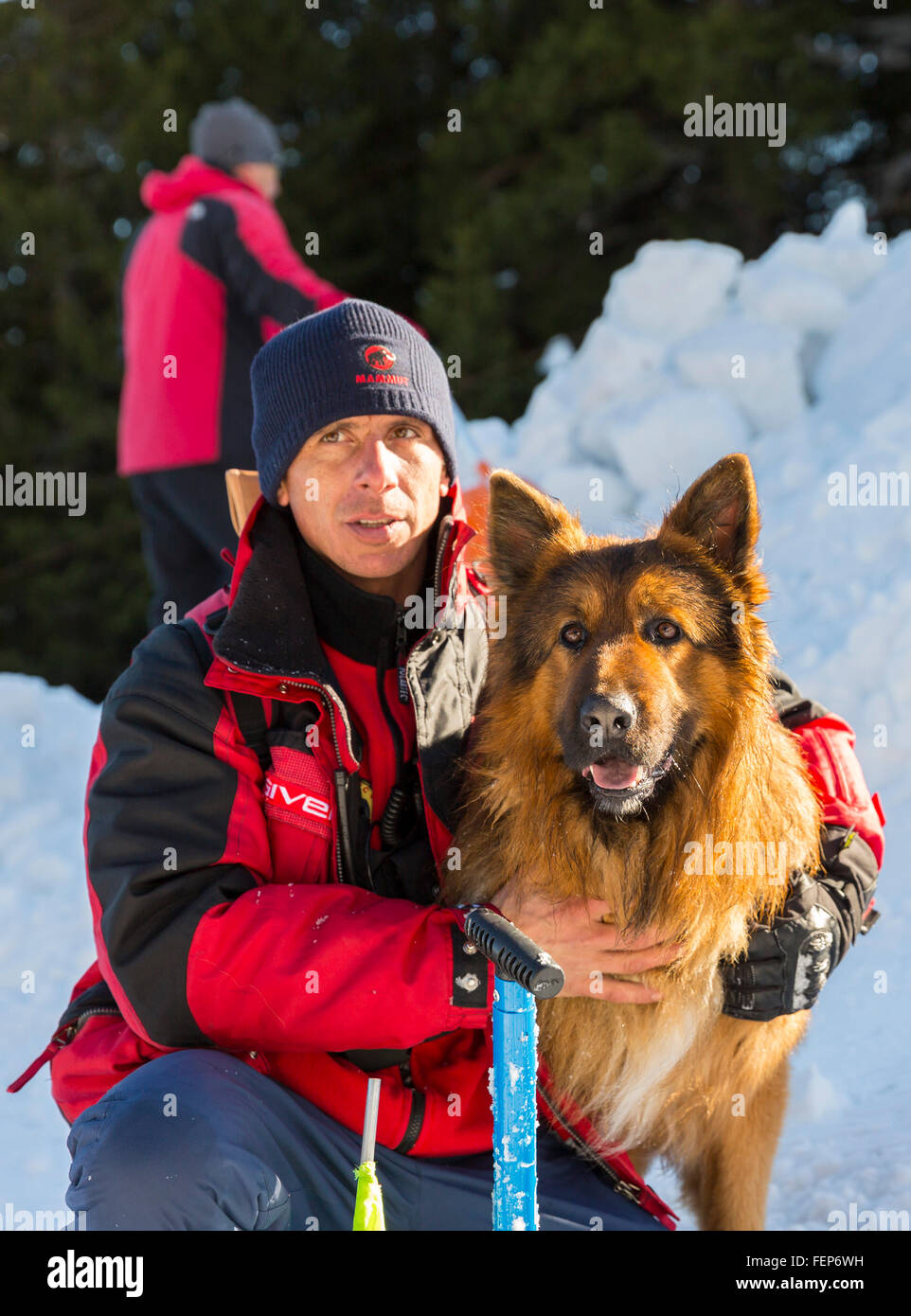 Sofia, Bulgarie - 28 janvier 2016 : à partir du sauveteur en service de secours en montagne de la Croix-Rouge bulgare et son chien sont participatin Banque D'Images