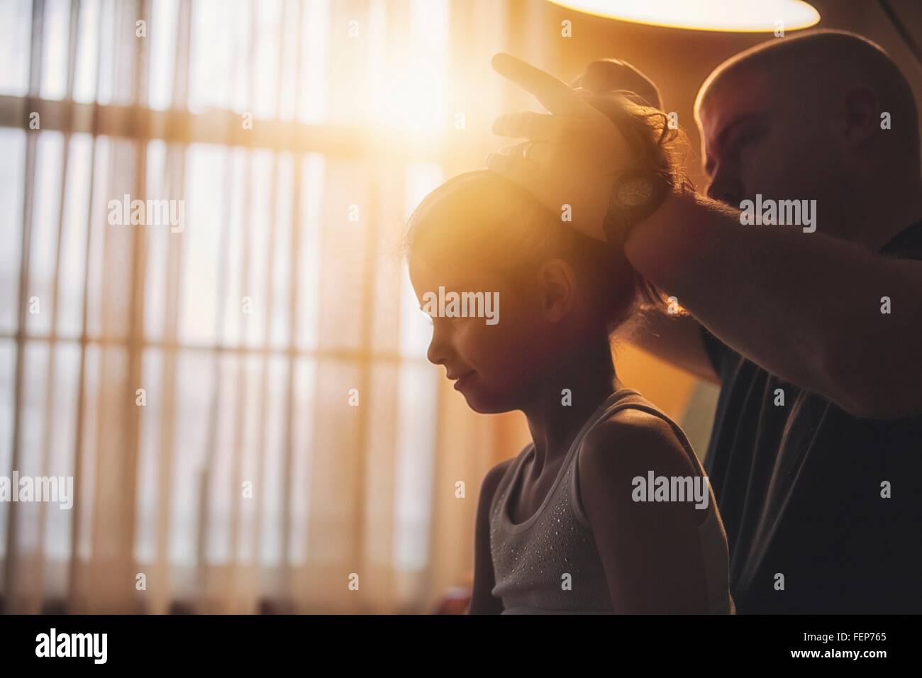 Père faire son daughter's hair Banque D'Images