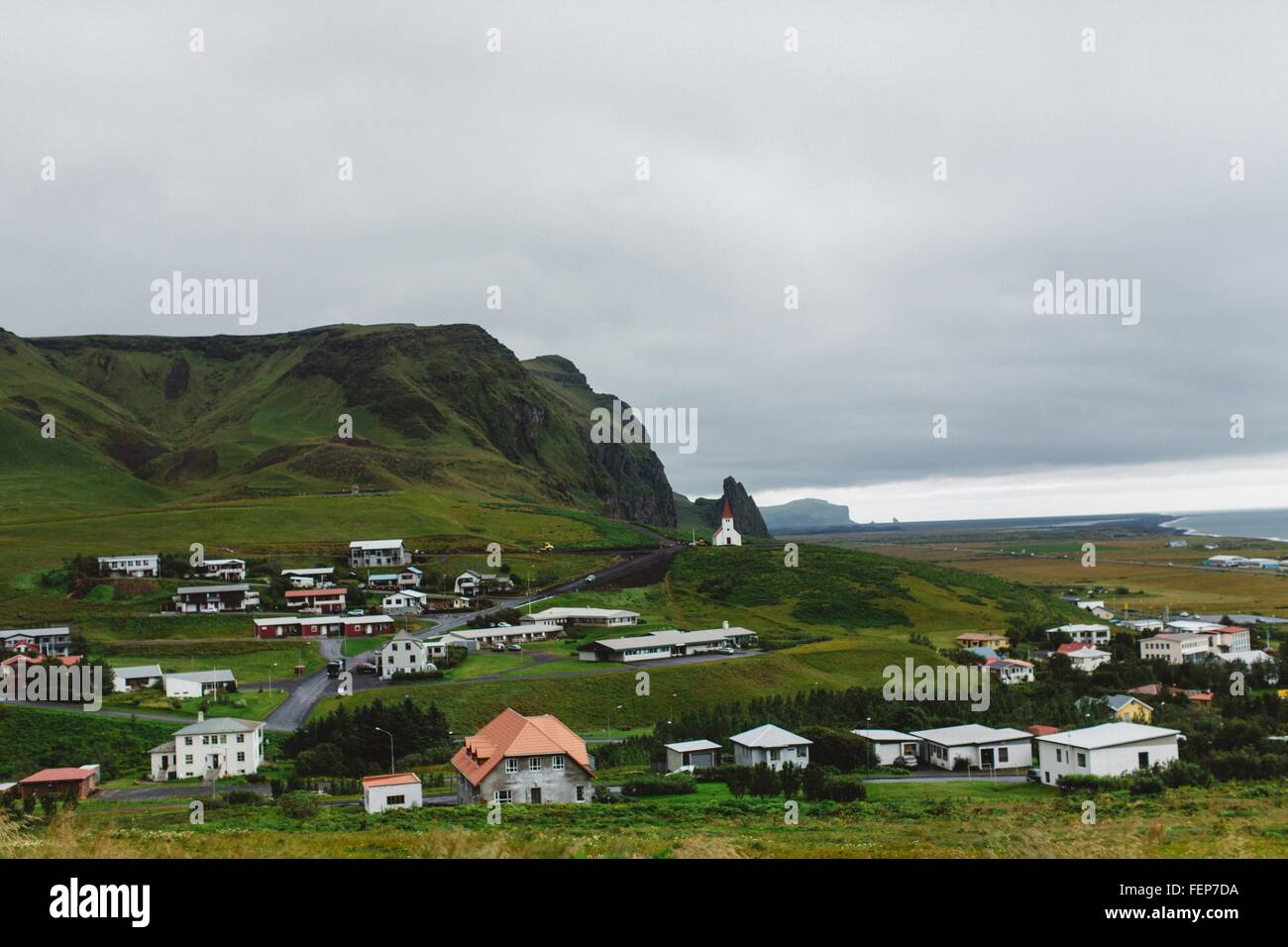 High angle view of coastal village de montagne, Vik, Islande Banque D'Images