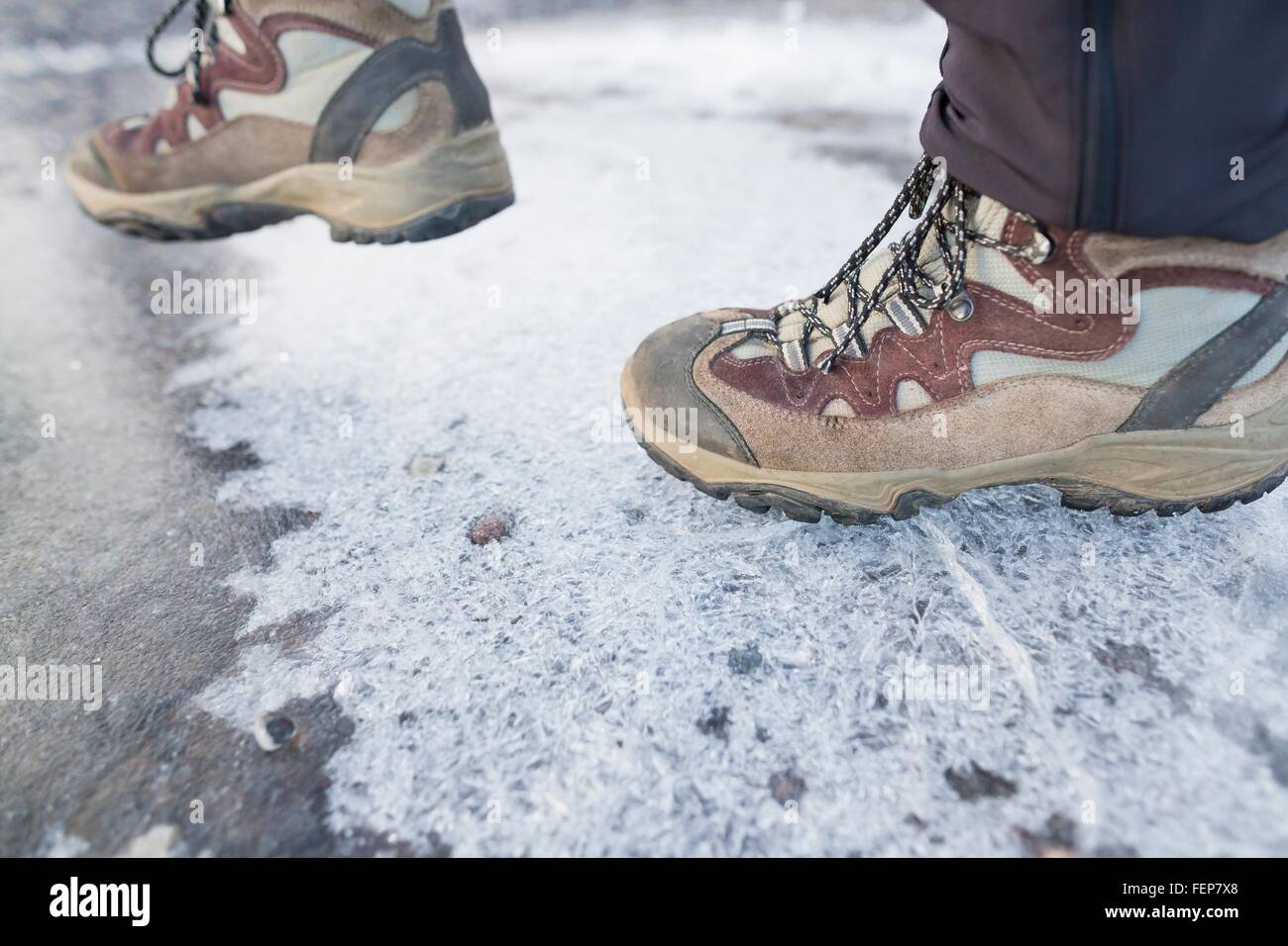 Personne qui marche sur la glace Banque D'Images