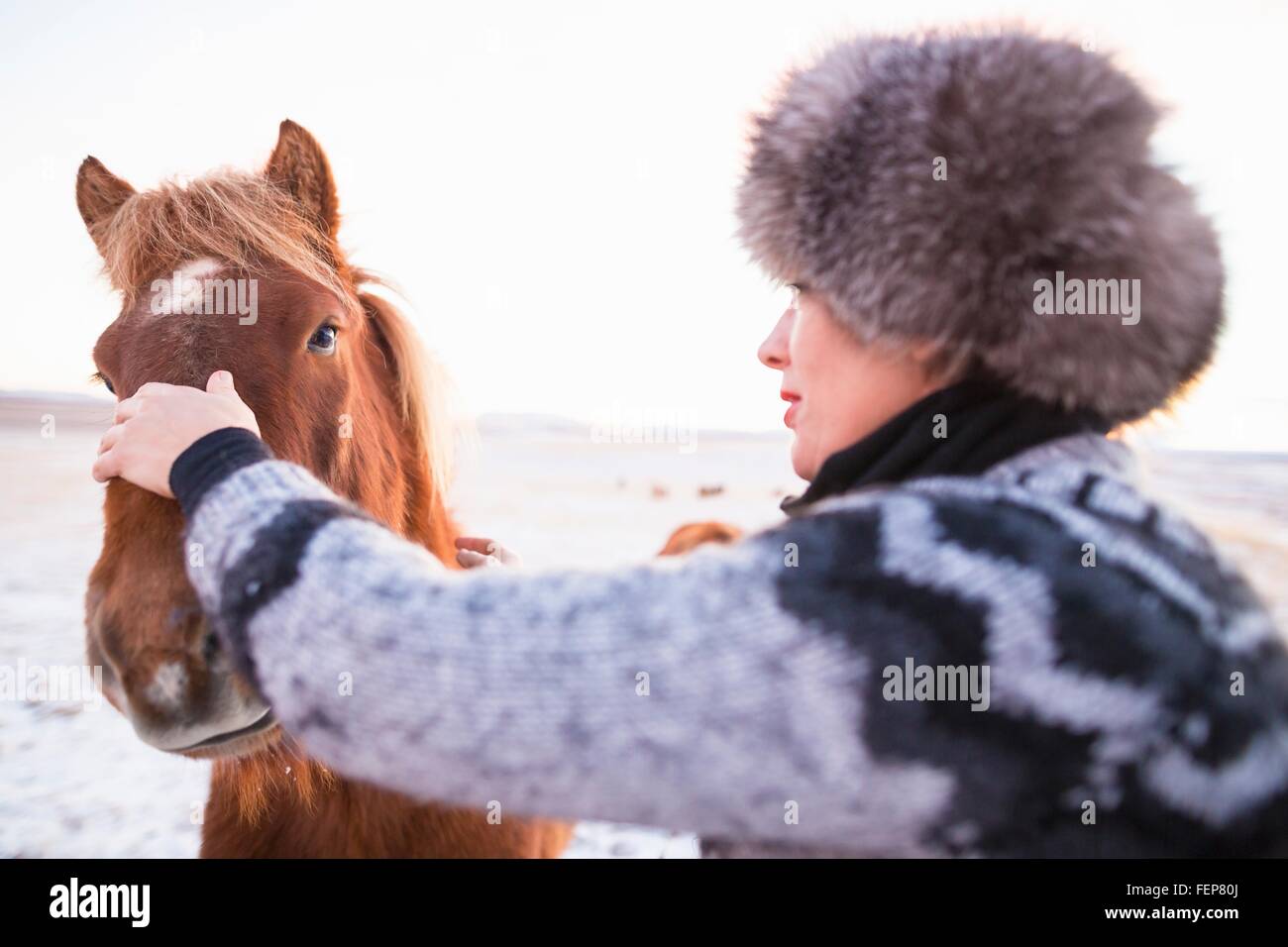 Femme mature tapotant pony Banque D'Images