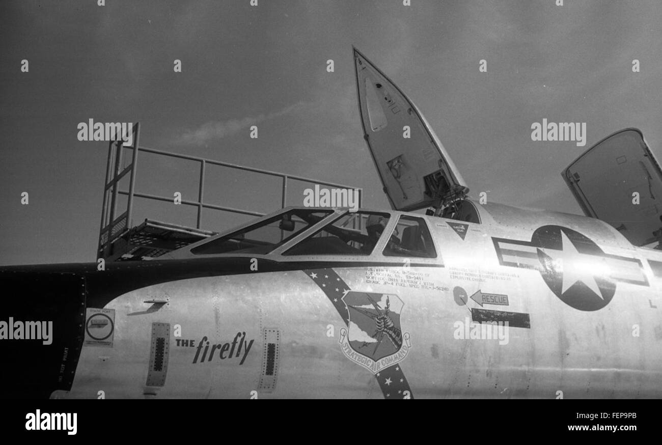 Le Convair B-58 Hustler, montré lors d'une course de vitesse à la base aérienne d'Edwards en mai 1961, établit des records de vitesse. Connu pour sa capacité supersonique, il a été le premier bombardier opérationnel capable de supporter un vol Mach 2. La conception révolutionnaire de l’avion est capturée ici, mettant en valeur ses performances et ses avancées technologiques. Banque D'Images