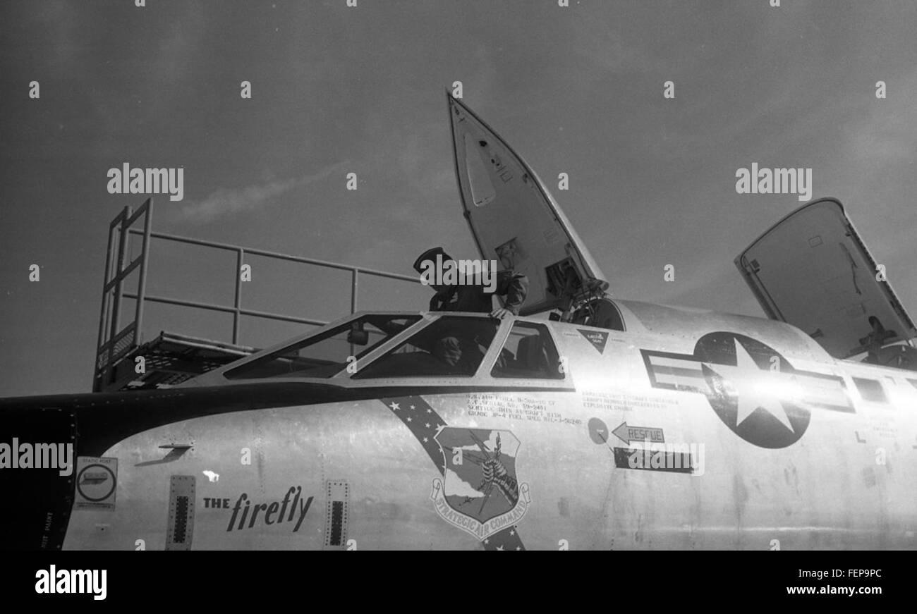 Le Convair B-58 Hustler, un bombardier supersonique pionnier, a effectué une course de vitesse à la base aérienne d'Edwards en mai 1961. Cet essai à grande vitesse faisait partie de l'évaluation de l'avion et démontrait ses capacités en vol à grande vitesse et à longue distance. Le B-58 est connu pour être le premier bombardier opérationnel capable de supporter des vitesses de Mach 2. Banque D'Images