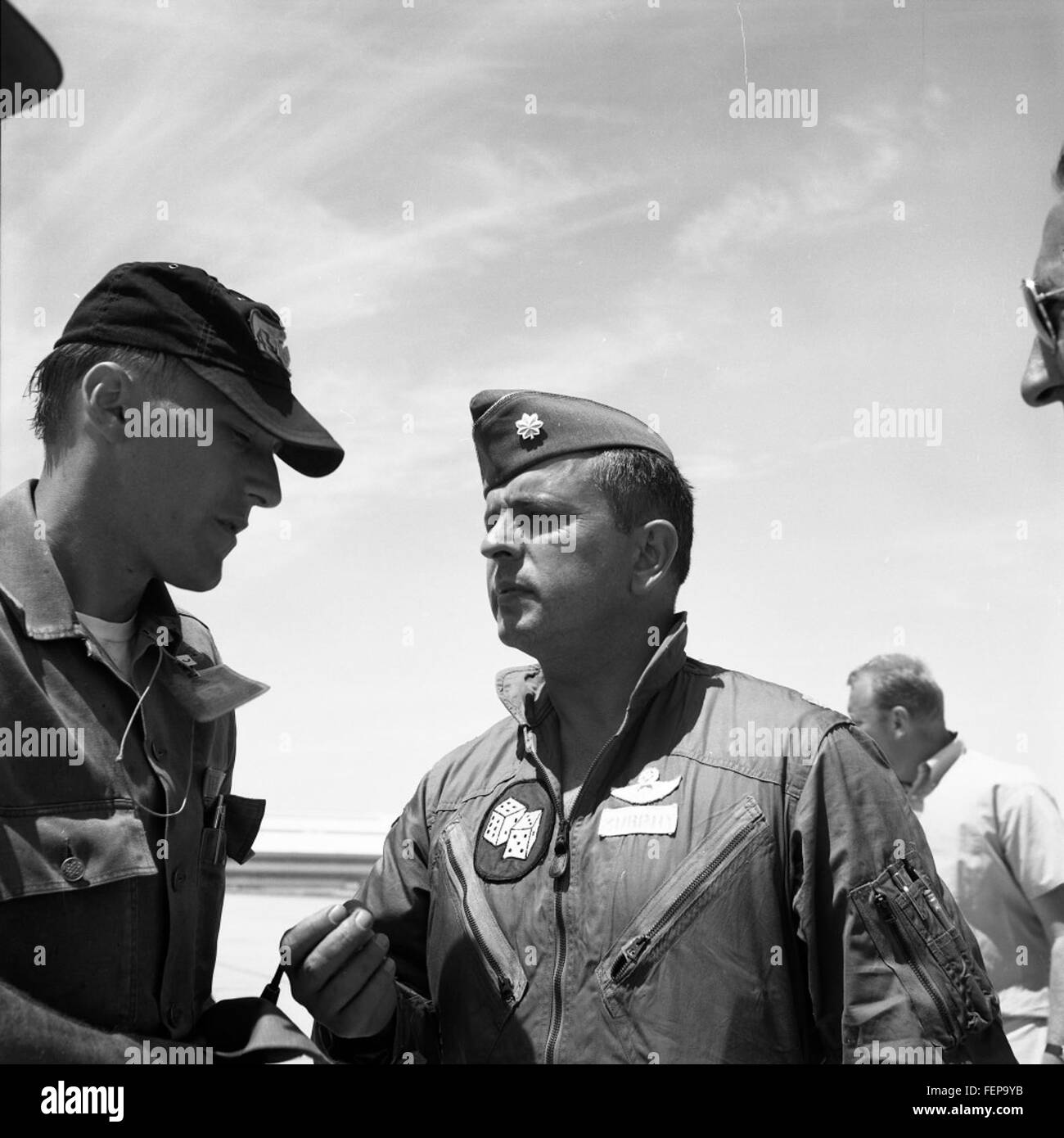 Le Convair B-58 Hustler, piloté par le major Elmer E. Murphy, effectue une course de vitesse à la base aérienne d'Edwards. L'avion était un bombardier supersonique pionnier, capable de vitesses de Mach 2, et sa conception a contribué aux progrès dans le vol à grande vitesse. Banque D'Images