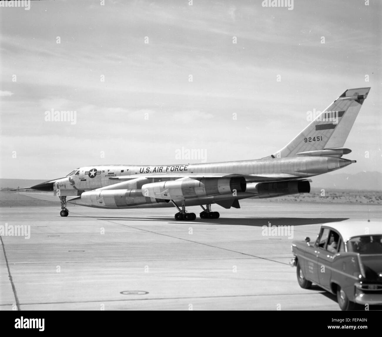 Le Convair B-58 Hustler, numéro de queue 59-2451, taxis pour une course de vitesse du Bleriot Trophy, montrant son rôle en tant que premier bombardier supersonique opérationnel dans l'US Air Force. Banque D'Images