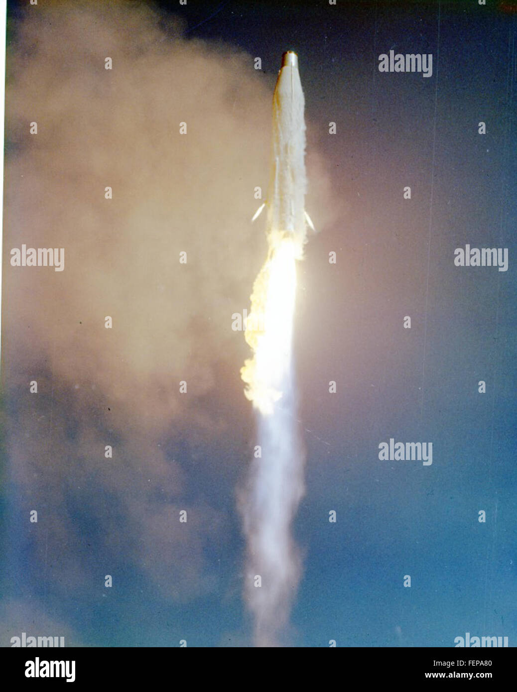 Cette image de la collection Atlas Negative montre un avion en vol, offrant un instantané de l'histoire de l'aviation. La photo met en évidence les caractéristiques technologiques et la conception de l'avion pendant sa période d'exploitation. Banque D'Images