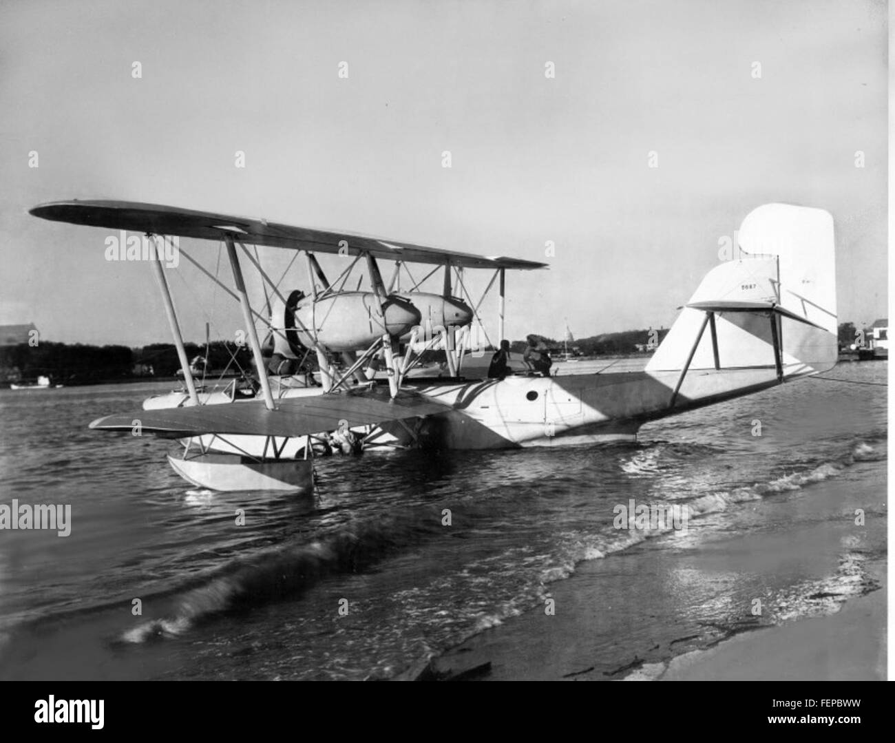 Cette image de la collection Ray Wagner présente un avion important ...