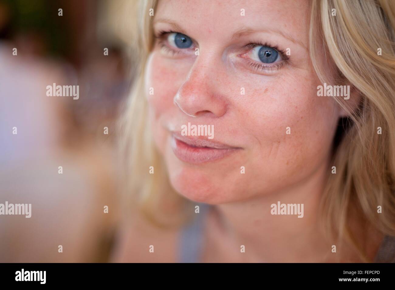 Visage de femme smiling towards camera, portrait Banque D'Images