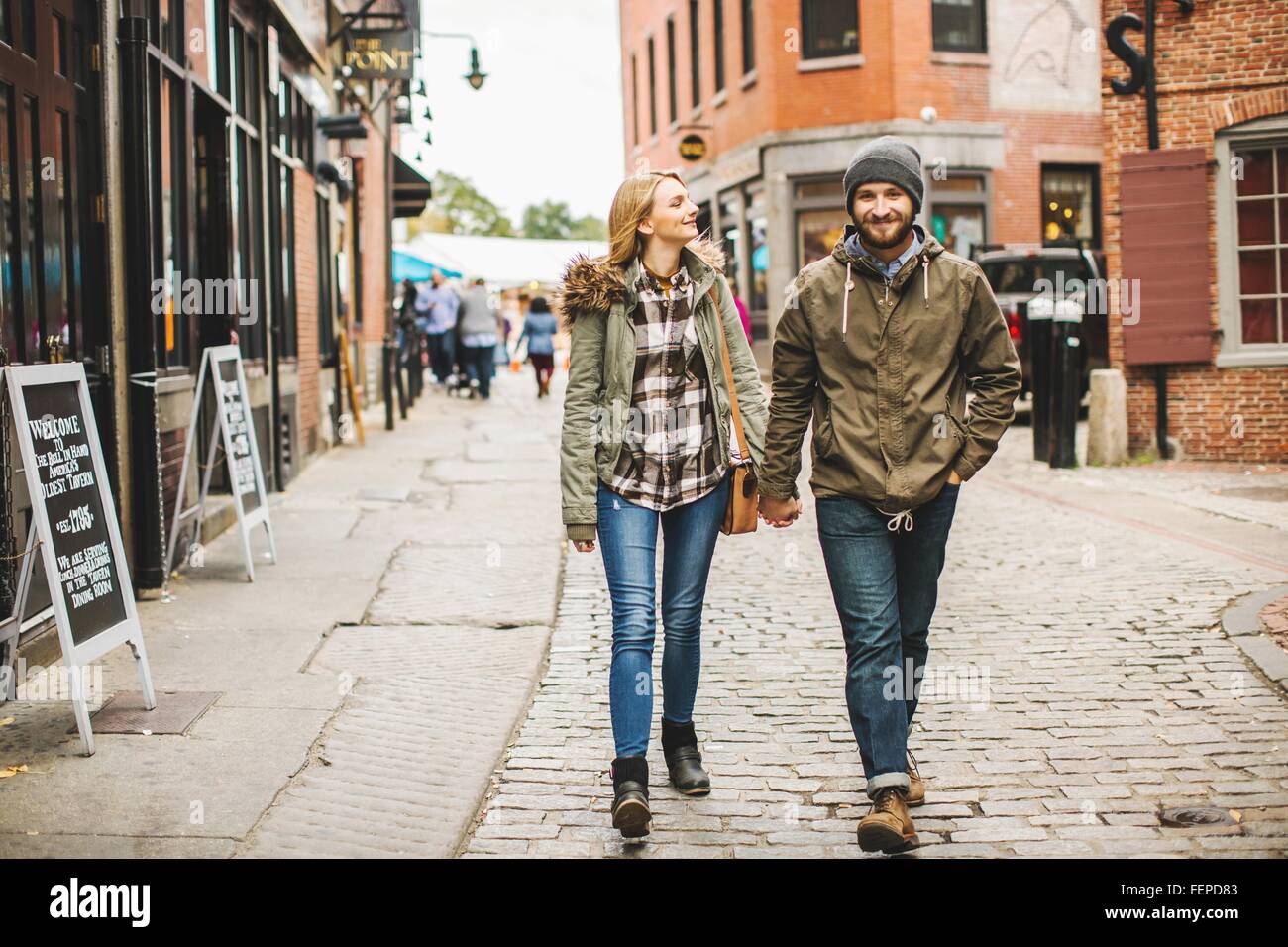 Jeune couple strolling on rue pavée, Boston, Massachusetts, USA Banque D'Images