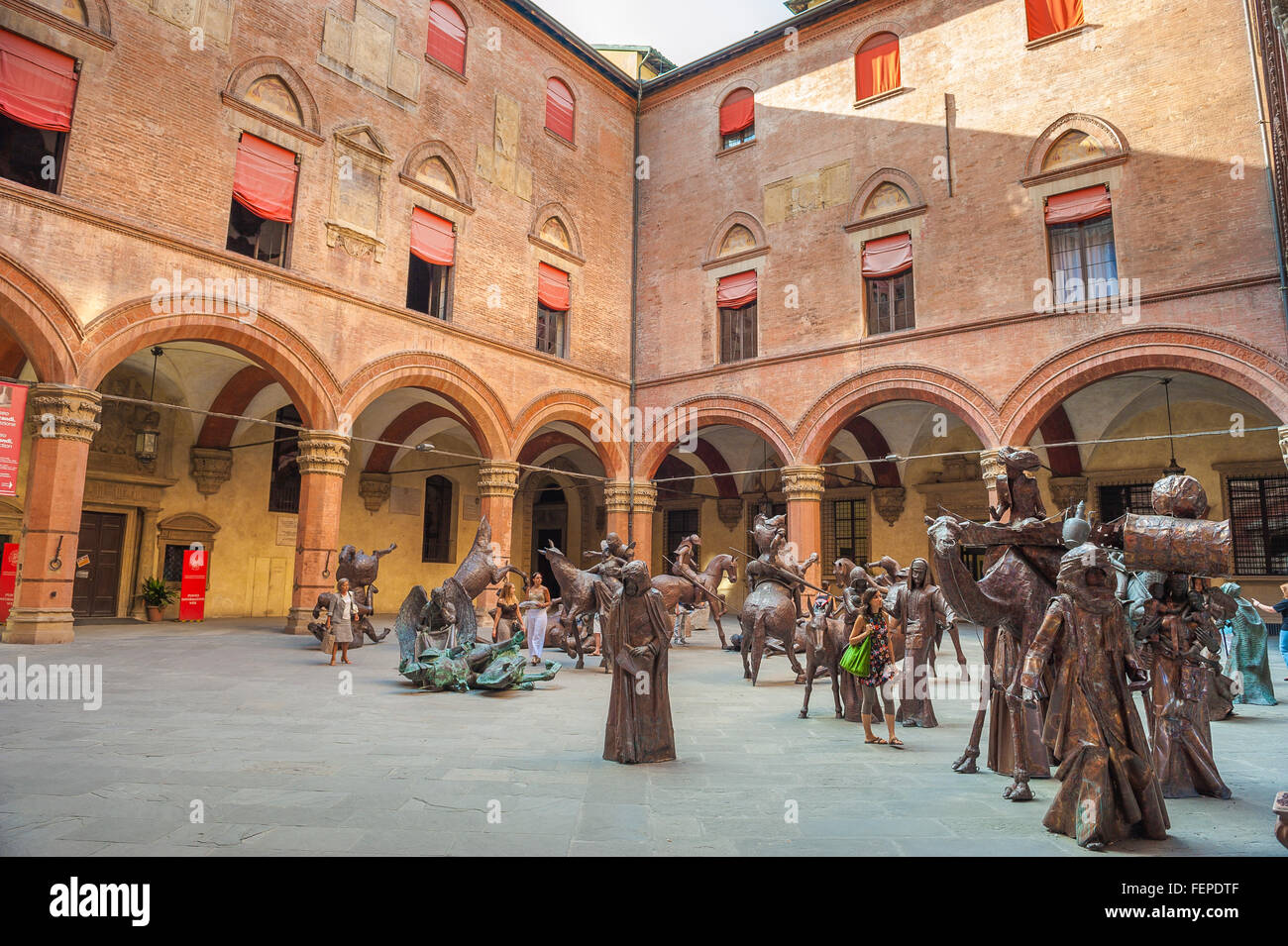 Palazzo Comunale, vue d'une exposition d'art dans la cour médiévale du Palazzo Comunale, Bologne, Emilie-Romagne, Italie. Banque D'Images