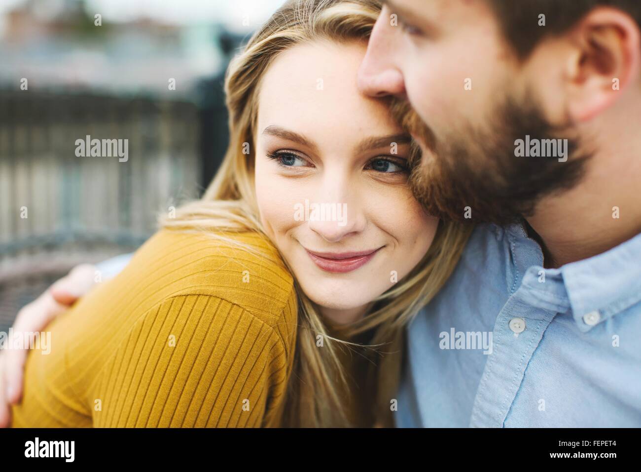 Close up of young couple romantique sur le toit-terrasse de la ville Banque D'Images