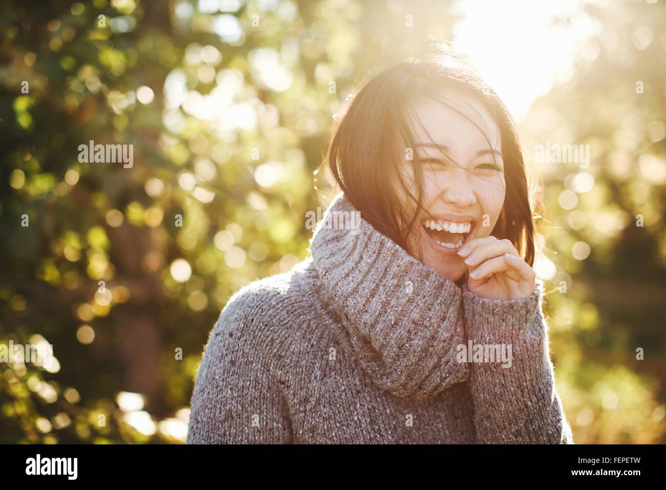Portrait de jeune femme en milieu rural, rire Banque D'Images
