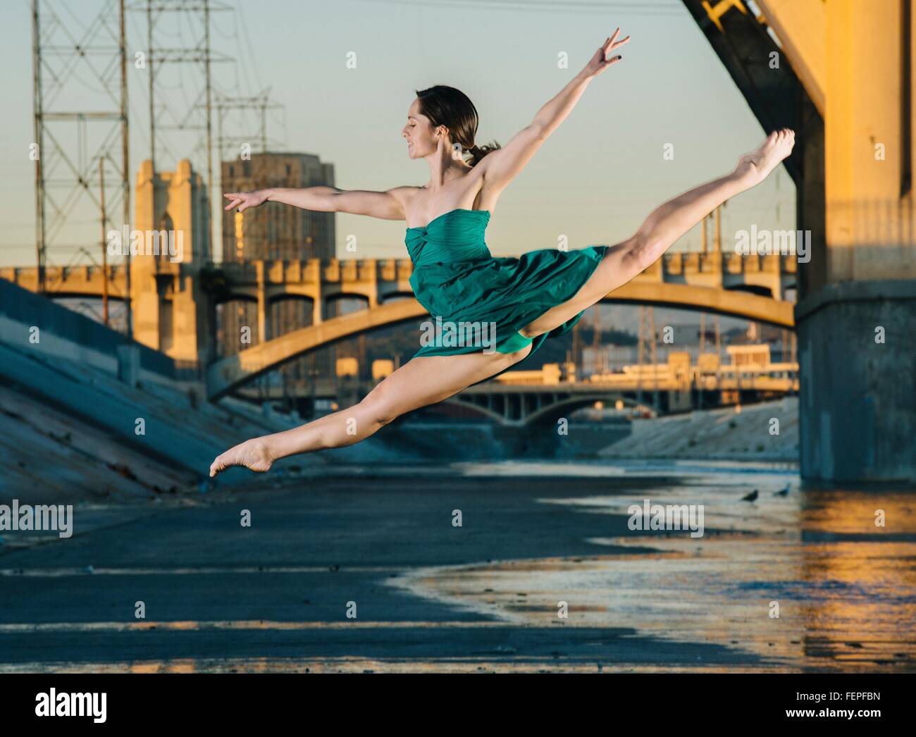 Jeune danseuse en sautant dans les airs, Los Angeles, USA Banque D'Images