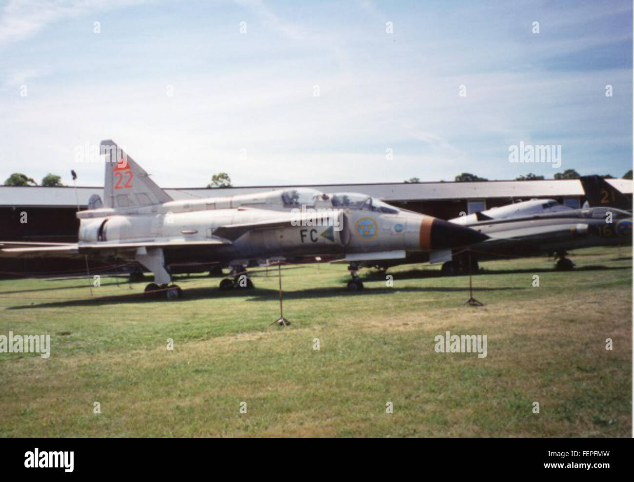 Cette image de la collection Ray Wagner présente un avion historique ...