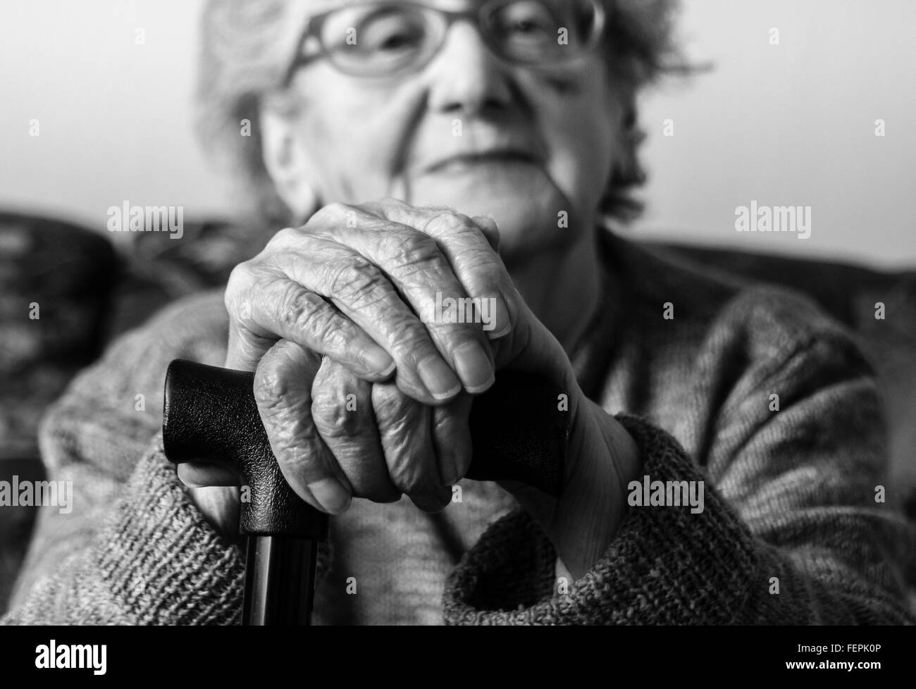 90 ans, femme, et avec les mains de bâton de marche. UK Banque D'Images