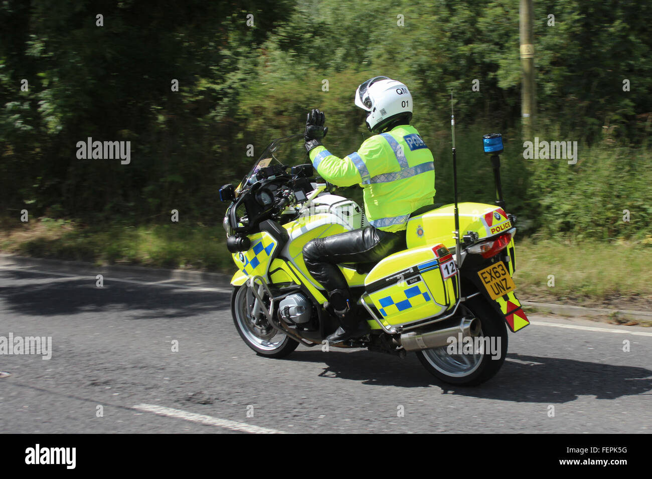 Moto de police d'essex patrol officer riding a motorcycle police le long d'une route en 2014. Banque D'Images