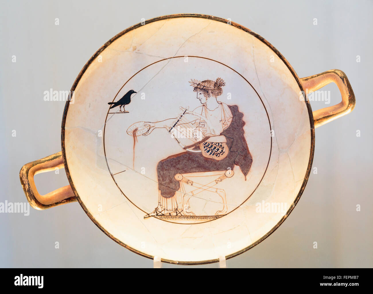 Phocide, Delphes, Grèce. Musée archéologique de Delphes. Une tasse de boisson, ou kylix, trouvé dans une tombe en Delphi. Banque D'Images