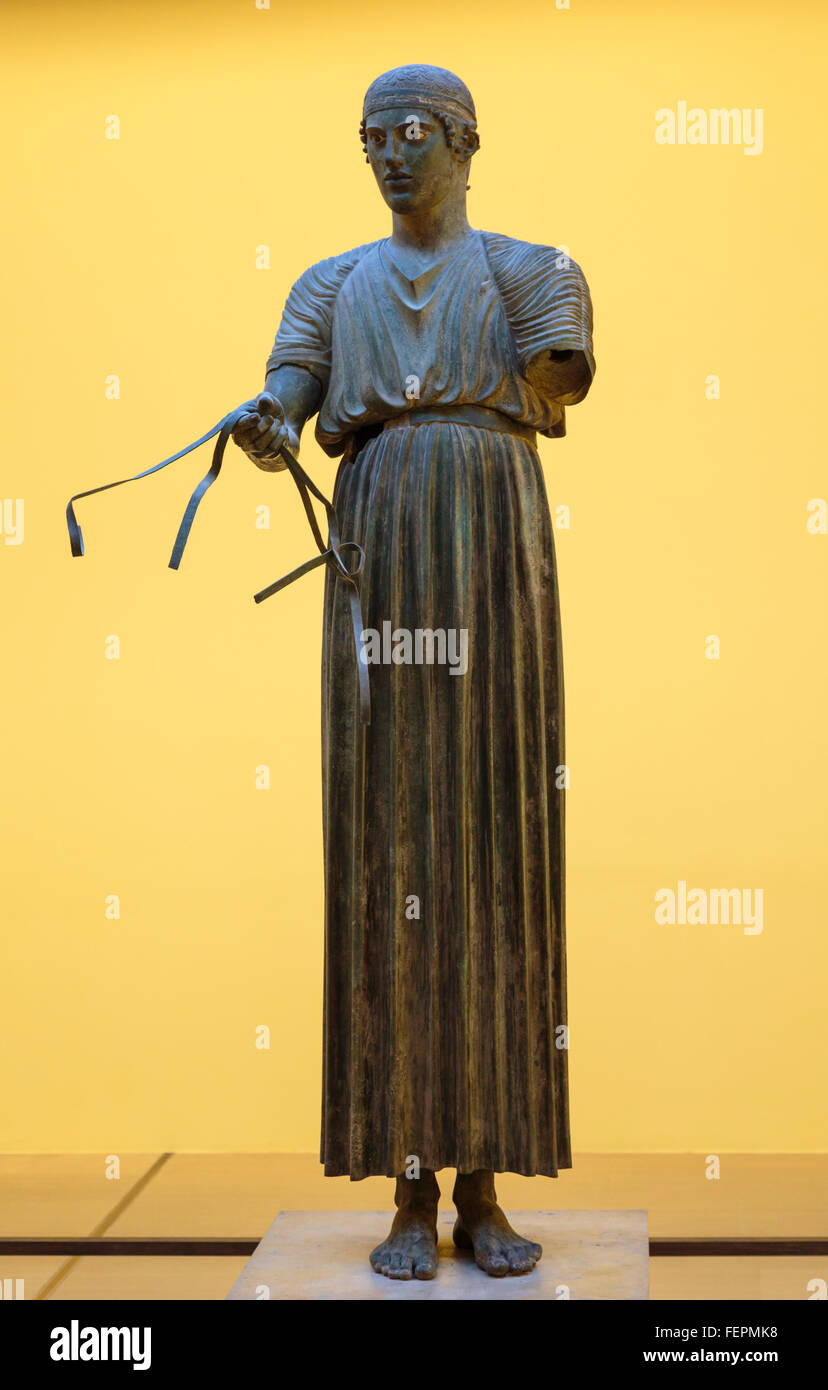 Phocide, Delphes, Grèce. Musée archéologique de Delphes. Statue en bronze de l'Aurige. Banque D'Images