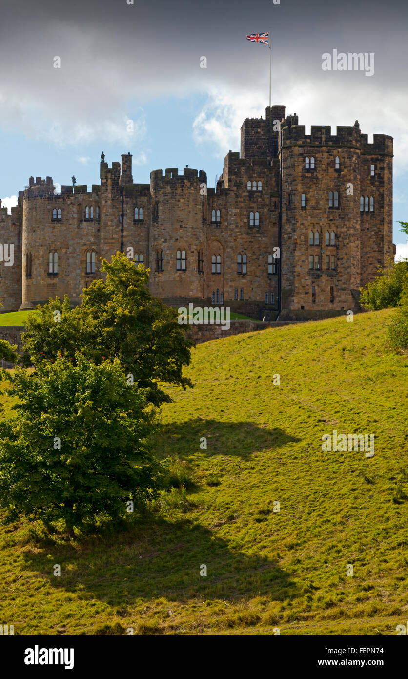 Extérieur de Alnwick Castle un château médiéval dans le Northumberland England UK administré par duc de Northumberland et la famille Percy Banque D'Images