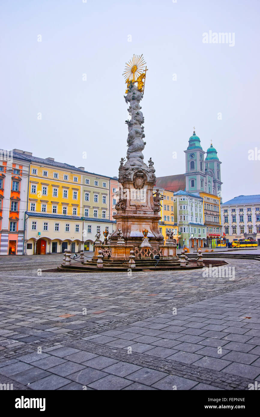 Vue sur la rue de la Trinity Colonne dans Amsterdamscheveldlaan à Linz Autriche Banque D'Images