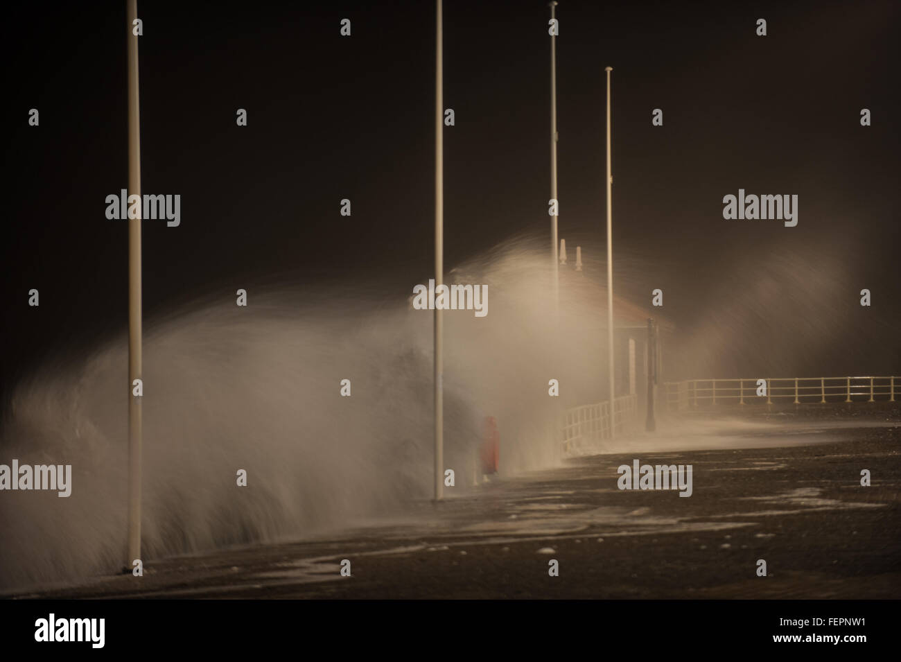Aberystwyth, Pays de Galles, Royaume-Uni. Le 08 février, 2016. Météo France : des vagues énormes à Aberystwyth. Credit : Photographie vétéran/Alamy Live News Banque D'Images