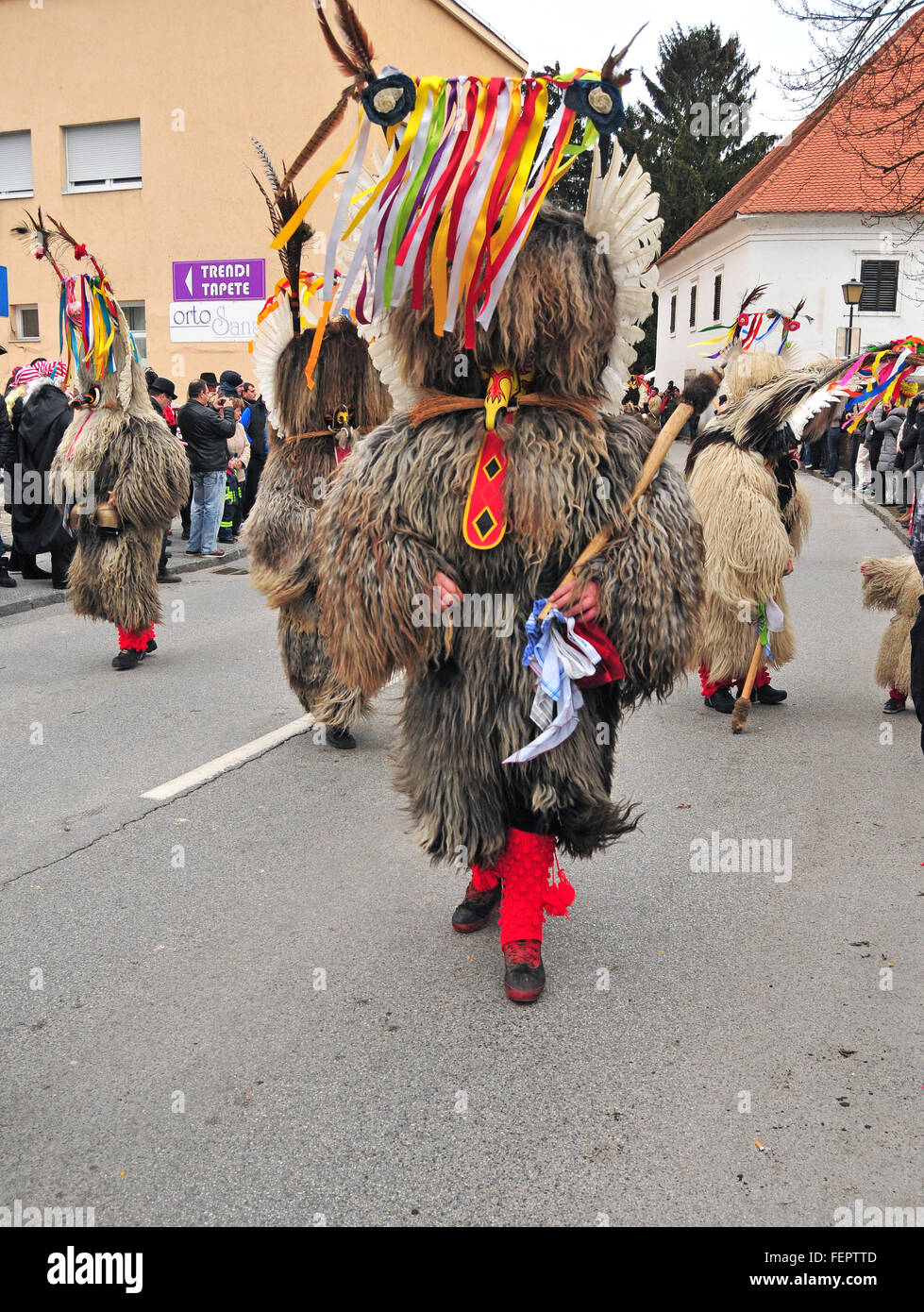 Ljubljana, Slovénie - 7 février 2016 - carnaval traditionnel avec des chiffres, connu comme kurent ou korent de Ptuj, la Slovénie Banque D'Images