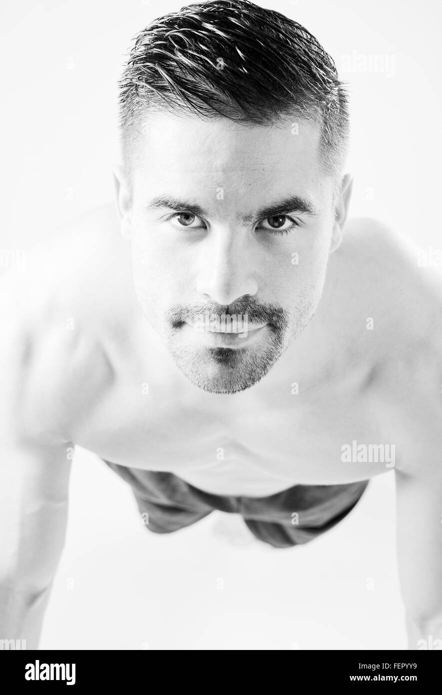 Bel homme fort faire du sport Banque D'Images